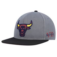 Men's Mitchell & Ness Gray/Black Chicago Bulls Core Snapback Hat Mitchell & Ness